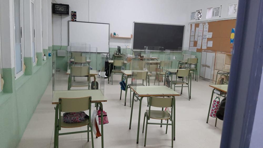 Imagen EL AYUNTAMIENTO DE PERALEDA DE LA MATA INSTALA MAMPARAS DE PROTECCIÓN INDIVIDUAL EN EL COLEGIO LUCIO GARCIA