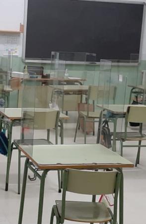 Imagen EL AYUNTAMIENTO DE PERALEDA DE LA MATA INSTALA MAMPARAS DE PROTECCIÓN INDIVIDUAL EN EL CEIP LUCIO GARCIA